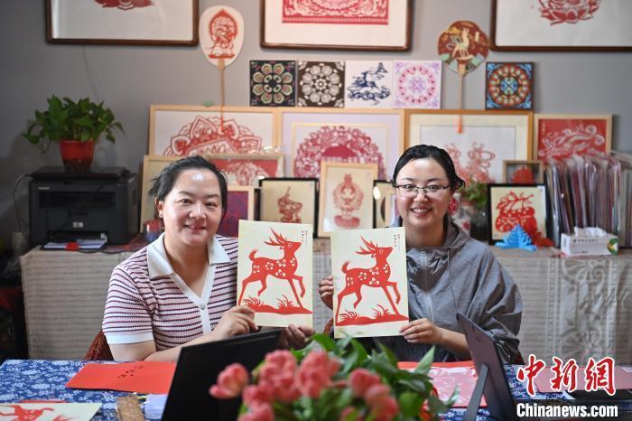 6月6日，在甘肅敦煌青年夜校課程中，青年學員展示學習敦煌非遺剪紙的成果。李亞龍 攝　　