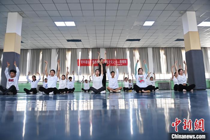 6月6日，在甘肅敦煌青年夜校課程中，青年學員學習敦煌舞課程。李亞龍 攝　　