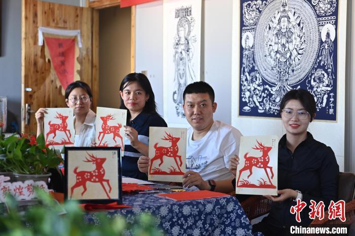 6月6日，在甘肅敦煌青年夜校課程中，青年學員展示學習敦煌非遺剪紙的成果。李亞龍 攝　　