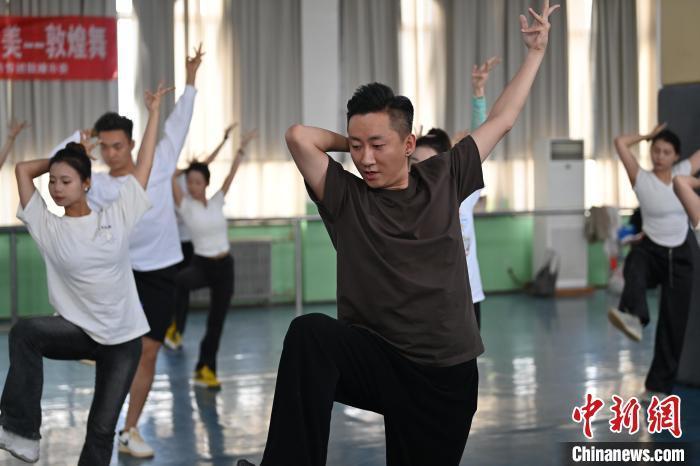 6月6日，在甘肅敦煌青年夜校課程中，青年學員學習敦煌舞課程。李亞龍 攝　　