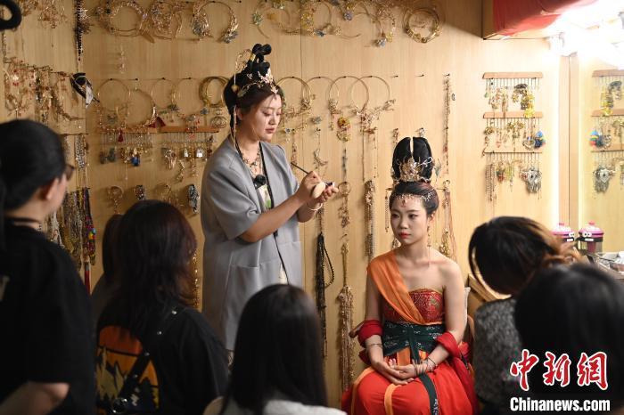 6月6日，在甘肅敦煌青年夜校課程中，青年學員學習敦煌美妝課程。李亞龍 攝