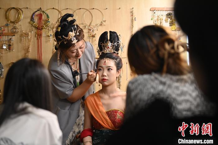 6月6日，在甘肅敦煌青年夜校課程中，青年學員學習敦煌美妝課程。李亞龍 攝　　