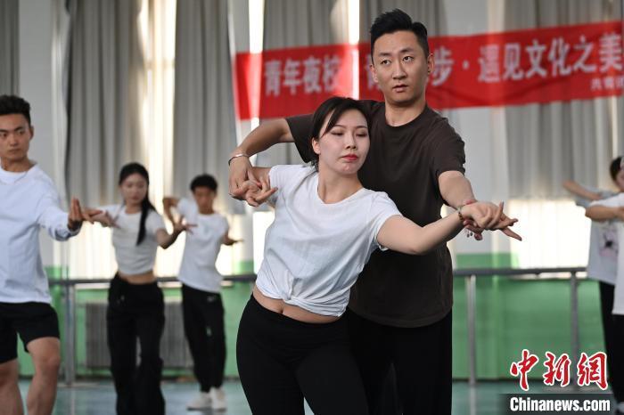 6月6日，在甘肅敦煌青年夜校課程中，學員學習敦煌舞課程。李亞龍 攝　　