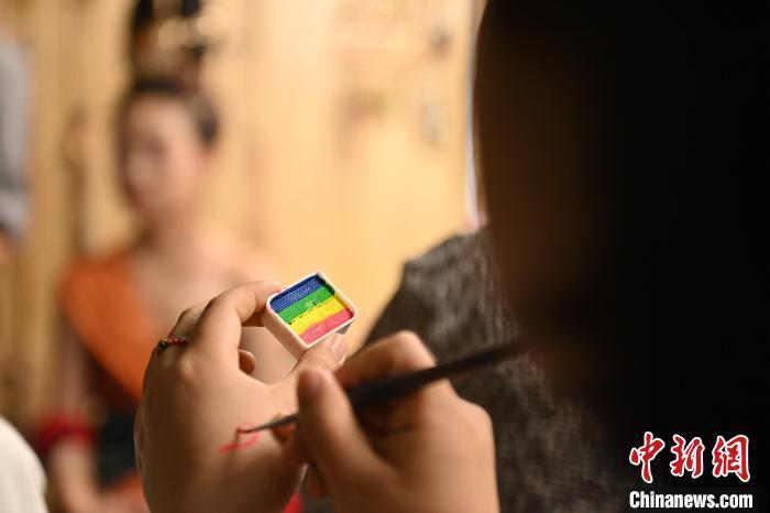 6月6日，在甘肅敦煌青年夜校課程中，青年學員學習敦煌美妝課程。李亞龍 攝　　