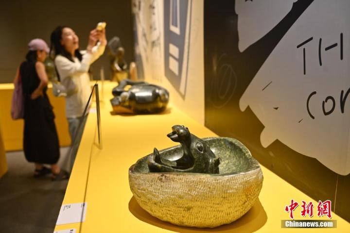 圖為該藝術(shù)展展陳的蛇紋石作品《河馬池》。中新社記者 李亞龍 攝