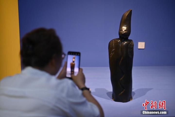 圖為游客拍攝蛇紋石作品《貴婦人》。中新社記者 李亞龍 攝