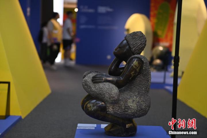 圖為游客參觀藝術(shù)展。中新社記者 李亞龍 攝</p>
<p>