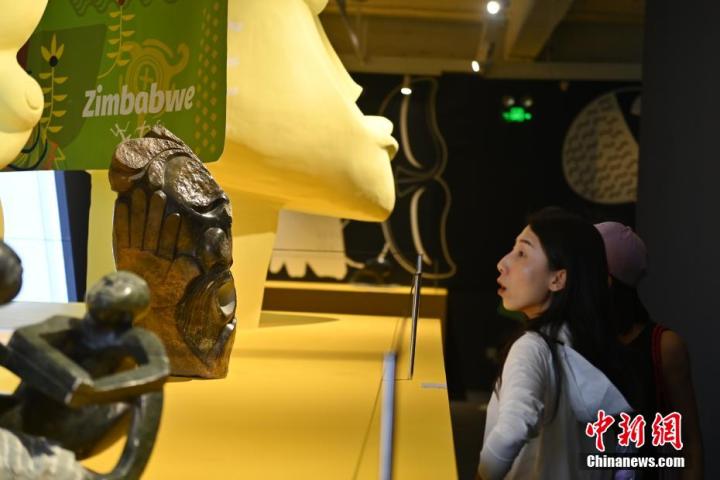 圖為游客參觀藝術(shù)展。中新社記者 李亞龍 攝