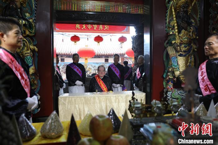 6月21日，“2024(甲辰年)兩岸共祭人文始祖伏羲典禮”在臺灣新北舉行。擔(dān)任主祭官的先嗇宮董事長、中國國民黨前秘書長李乾龍(中)出席典禮并擔(dān)任主祭官。中新社記者 張曉曦 攝