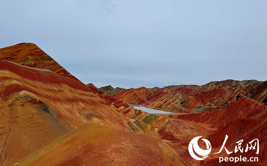 雨后的七彩丹霞，顏色格外艷麗。人民網(wǎng)記者 徐冬兒攝