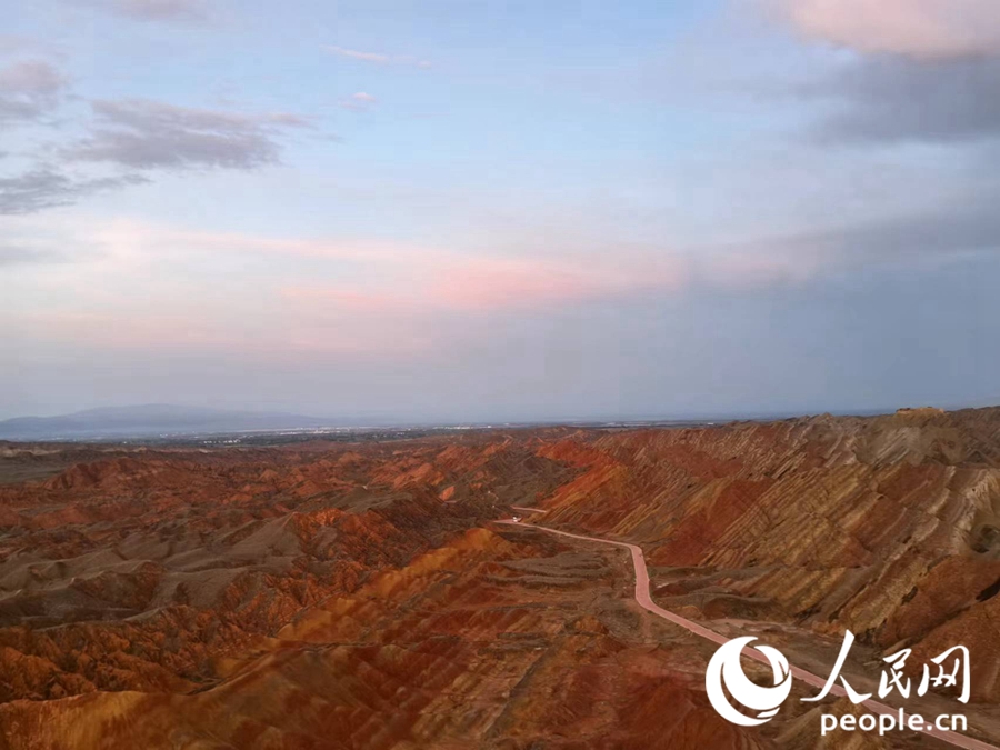 日落時分，余暉與丹霞交相輝映。人民網(wǎng)記者 唐嘉藝攝