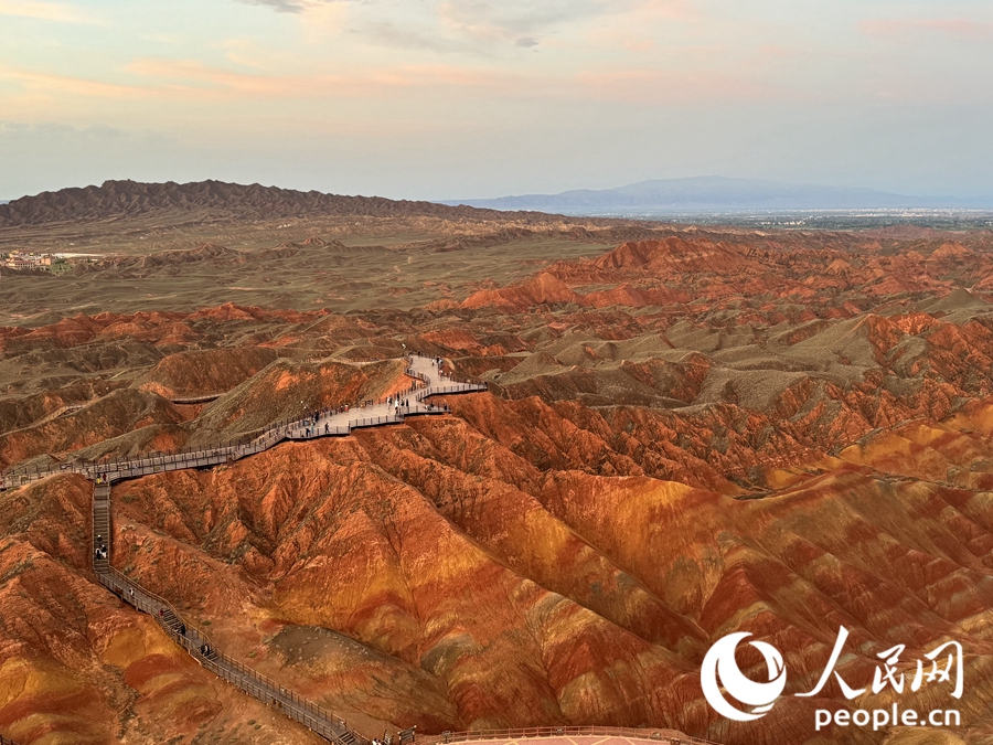 日落時分，余暉與丹霞交相輝映。人民網(wǎng)記者 徐冬兒攝