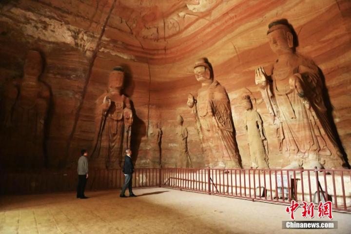 7月15日，游人參觀甘肅省平?jīng)鍪袥艽h百里石窟長廊中的南石窟寺1號窟。百里石窟長廊位于涇川縣境內(nèi)，由512個石窟、5眼窟中石井組成，現(xiàn)存王母宮石窟、鳳凰山石窟、南石窟寺、丈八寺石窟、羅漢洞石窟、太山寺石窟等規(guī)模較大的石窟群，還有數(shù)量眾多的小石窟群。南石窟寺開鑿于北魏永平三年，其中1號窟屬于大型七佛窟，七佛高達6米。中新社記者 李亞龍 攝