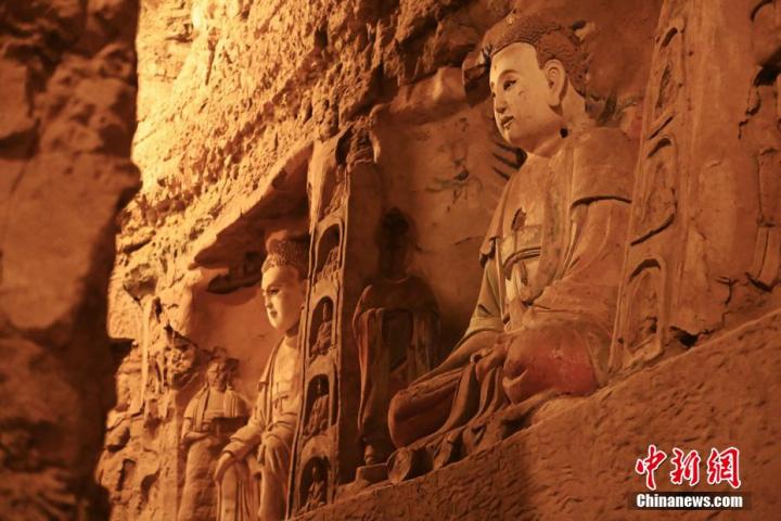 7月15日，甘肅省平?jīng)鍪袥艽h百里石窟長廊中的王母宮石窟造像。百里石窟長廊位于涇川縣境內(nèi)，由512個石窟、5眼窟中石井組成，現(xiàn)存王母宮石窟、鳳凰山石窟、南石窟寺、丈八寺石窟、羅漢洞石窟、太山寺石窟等規(guī)模較大的石窟群，還有數(shù)量眾多的小石窟群。王母宮石窟又名千佛洞，該窟設計宏大，造像生動，窟內(nèi)擁有造像數(shù)百尊，是較為珍貴的佛教文化歷史遺存。中新社記者 李亞龍 攝</p>
<p>