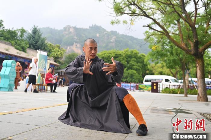 7月14日，甘肅省平?jīng)鍪嗅轻忌骄皡^(qū)內(nèi)，嵩山少林弟子展示武藝。7月13日至14日，“2024年北京體育大學(xué)第十五屆國(guó)際武術(shù)比賽交流大會(huì)暨首屆崆峒山國(guó)際武術(shù)大會(huì)”舉行，大會(huì)也在崆峒山景區(qū)進(jìn)行問(wèn)道崆峒、武術(shù)高級(jí)研修班、崆峒拜師等系列活動(dòng)。中新社記者 李亞龍 攝</p>
<p>