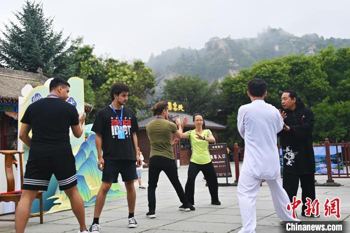 7月14日，甘肅省平?jīng)鍪嗅轻忌骄皡^(qū)內(nèi)，外籍武術(shù)愛好者學(xué)習(xí)崆峒派武術(shù)。7月13日至14日，“2024年北京體育大學(xué)第十五屆國(guó)際武術(shù)比賽交流大會(huì)暨首屆崆峒山國(guó)際武術(shù)大會(huì)”舉行，大會(huì)也在崆峒山景區(qū)進(jìn)行問(wèn)道崆峒、武術(shù)高級(jí)研修班、崆峒拜師等系列活動(dòng)。中新社記者 李亞龍 攝</p>
<p>