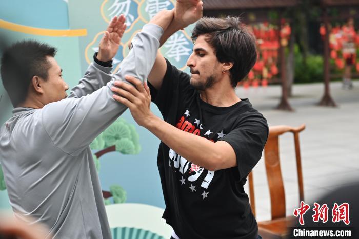 7月14日，甘肅省平?jīng)鍪嗅轻忌骄皡^(qū)內(nèi)，外籍武術(shù)愛好者(右)進(jìn)行忽雷太極拳切磋。7月13日至14日，“2024年北京體育大學(xué)第十五屆國(guó)際武術(shù)比賽交流大會(huì)暨首屆崆峒山國(guó)際武術(shù)大會(huì)”舉行，大會(huì)也在崆峒山景區(qū)進(jìn)行問(wèn)道崆峒、武術(shù)高級(jí)研修班、崆峒拜師等系列活動(dòng)。中新社記者 李亞龍 攝</p>
<p>