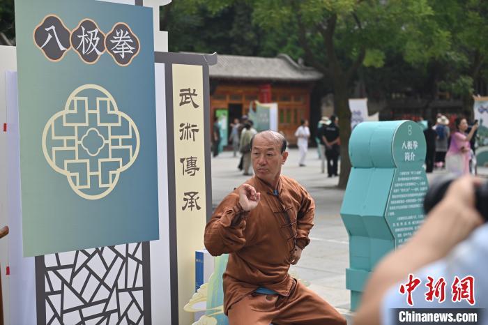 7月14日，甘肅省平?jīng)鍪嗅轻忌骄皡^(qū)內(nèi)，八極拳傳承人展示八極拳。7月13日至14日，“2024年北京體育大學(xué)第十五屆國(guó)際武術(shù)比賽交流大會(huì)暨首屆崆峒山國(guó)際武術(shù)大會(huì)”舉行，大會(huì)也在崆峒山景區(qū)進(jìn)行問(wèn)道崆峒、武術(shù)高級(jí)研修班、崆峒拜師等系列活動(dòng)。中新社記者 李亞龍 攝</p>
<p>