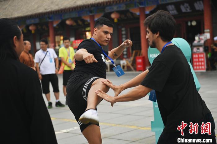7月14日，甘肅省平?jīng)鍪嗅轻忌骄皡^(qū)內(nèi)，外籍武術(shù)愛好者切磋武藝。7月13日至14日，“2024年北京體育大學(xué)第十五屆國(guó)際武術(shù)比賽交流大會(huì)暨首屆崆峒山國(guó)際武術(shù)大會(huì)”舉行，大會(huì)也在崆峒山景區(qū)進(jìn)行問(wèn)道崆峒、武術(shù)高級(jí)研修班、崆峒拜師等系列活動(dòng)。中新社記者 李亞龍 攝