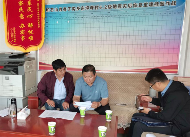 州縣紀(jì)委監(jiān)委機(jī)關(guān)聯(lián)合督查組對(duì)下沉干部 、駐村干部 、包村組長(zhǎng)、村干部 “四級(jí)”干部履職到崗情況，以及工作日志和民情臺(tái)賬、訴求臺(tái)賬進(jìn)行日常監(jiān)督檢查，壓實(shí)工作責(zé)任。.jpg