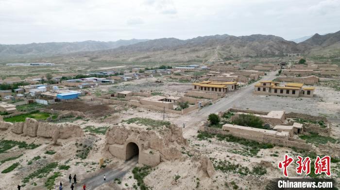 7月13日，位于山丹漢明長城遺址里的硤口古城。(無人機圖片) 　九美旦增 攝