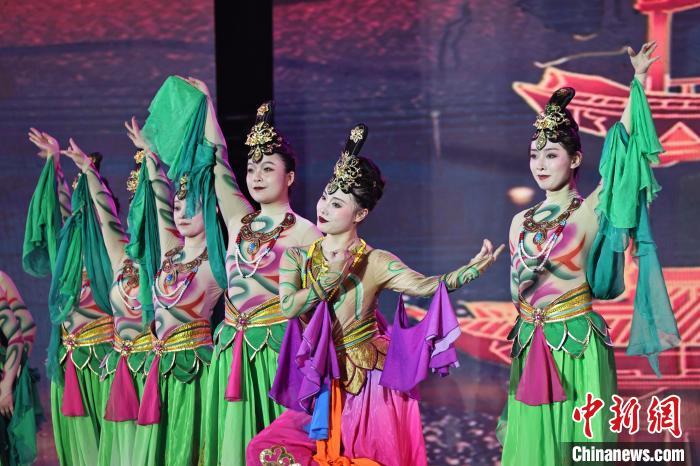 7月19日晚，第五屆黃河之濱文藝展演在蘭州體育文化廣場開幕。圖為開幕式演出敦煌舞蹈。張曦予 攝