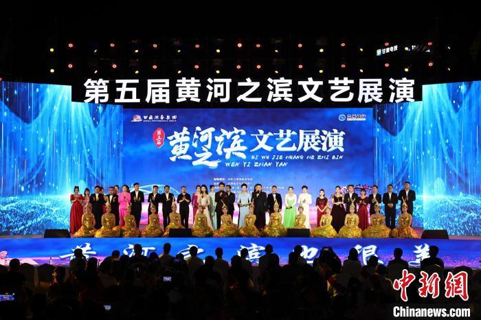 7月19日晚，第五屆黃河之濱文藝展演在蘭州體育文化廣場開幕。張曦予 攝