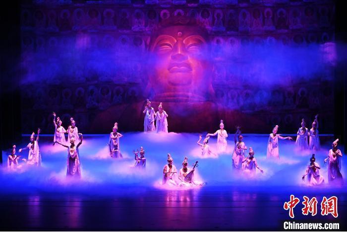 7月18日晚，中國經(jīng)典舞劇《絲路花雨》在甘肅蘭州黃河劇院進行演出。中國經(jīng)典舞劇《絲路花雨》迎來45周年，7月17日-8月4日在蘭州開啟為期多天的駐場演出。該舞劇取材于敦煌莫高窟壁畫，集中國霓裳羽衣舞、敦煌舞、印度舞、黑巾舞、波斯馬鈴舞等于一身，自1979年演出至今，該劇先后在40多個國家和地區(qū)演出近4000場，觀眾550多萬人次。中新社記者 李亞龍 攝</p>
<p>