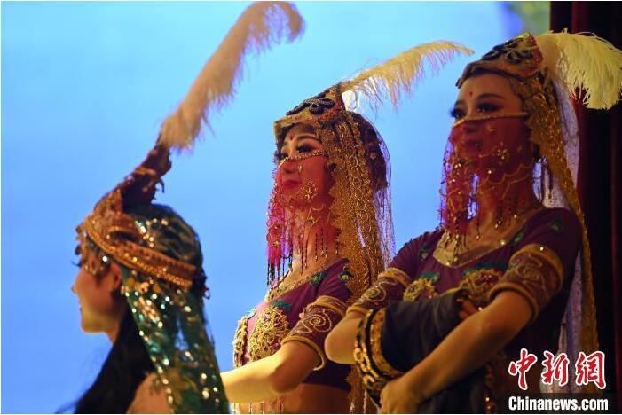 7月18日晚，中國經(jīng)典舞劇《絲路花雨》在甘肅蘭州黃河劇院進行演出。中國經(jīng)典舞劇《絲路花雨》迎來45周年，7月17日-8月4日在蘭州開啟為期多天的駐場演出。該舞劇取材于敦煌莫高窟壁畫，集中國霓裳羽衣舞、敦煌舞、印度舞、黑巾舞、波斯馬鈴舞等于一身，自1979年演出至今，該劇先后在40多個國家和地區(qū)演出近4000場，觀眾550多萬人次。中新社記者 李亞龍 攝</p>
<p>
