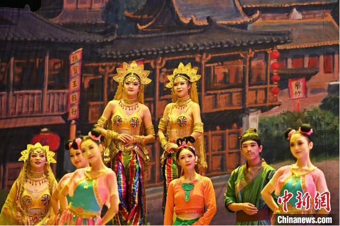 7月18日晚，中國經(jīng)典舞劇《絲路花雨》在甘肅蘭州黃河劇院進行演出。中國經(jīng)典舞劇《絲路花雨》迎來45周年，7月17日-8月4日在蘭州開啟為期多天的駐場演出。該舞劇取材于敦煌莫高窟壁畫，集中國霓裳羽衣舞、敦煌舞、印度舞、黑巾舞、波斯馬鈴舞等于一身，自1979年演出至今，該劇先后在40多個國家和地區(qū)演出近4000場，觀眾550多萬人次。中新社記者 李亞龍 攝</p>
<p>