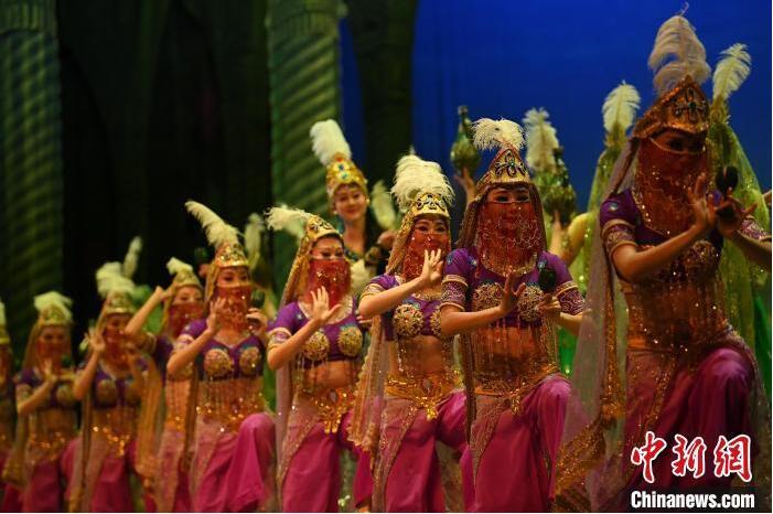7月18日晚，中國經(jīng)典舞劇《絲路花雨》在甘肅蘭州黃河劇院進行演出。中國經(jīng)典舞劇《絲路花雨》迎來45周年，7月17日-8月4日在蘭州開啟為期多天的駐場演出。該舞劇取材于敦煌莫高窟壁畫，集中國霓裳羽衣舞、敦煌舞、印度舞、黑巾舞、波斯馬鈴舞等于一身，自1979年演出至今，該劇先后在40多個國家和地區(qū)演出近4000場，觀眾550多萬人次。中新社記者 李亞龍 攝</p>
<p>