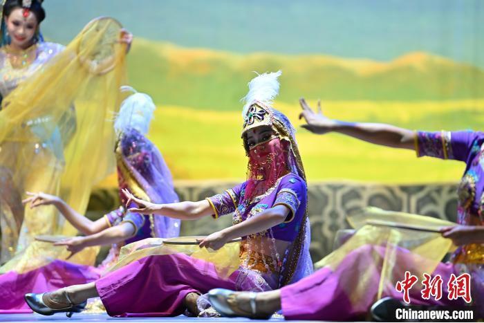 7月18日晚，中國經(jīng)典舞劇《絲路花雨》在甘肅蘭州黃河劇院進行演出。中國經(jīng)典舞劇《絲路花雨》迎來45周年，7月17日-8月4日在蘭州開啟為期多天的駐場演出。該舞劇取材于敦煌莫高窟壁畫，集中國霓裳羽衣舞、敦煌舞、印度舞、黑巾舞、波斯馬鈴舞等于一身，自1979年演出至今，該劇先后在40多個國家和地區(qū)演出近4000場，觀眾550多萬人次。中新社記者 李亞龍 攝</p>
<p>