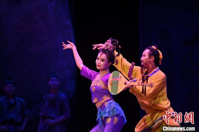7月18日晚，中國經(jīng)典舞劇《絲路花雨》在甘肅蘭州黃河劇院進行演出。中國經(jīng)典舞劇《絲路花雨》迎來45周年，7月17日-8月4日在蘭州開啟為期多天的駐場演出。該舞劇取材于敦煌莫高窟壁畫，集中國霓裳羽衣舞、敦煌舞、印度舞、黑巾舞、波斯馬鈴舞等于一身，自1979年演出至今，該劇先后在40多個國家和地區(qū)演出近4000場，觀眾550多萬人次。中新社記者 李亞龍 攝</p>
<p>