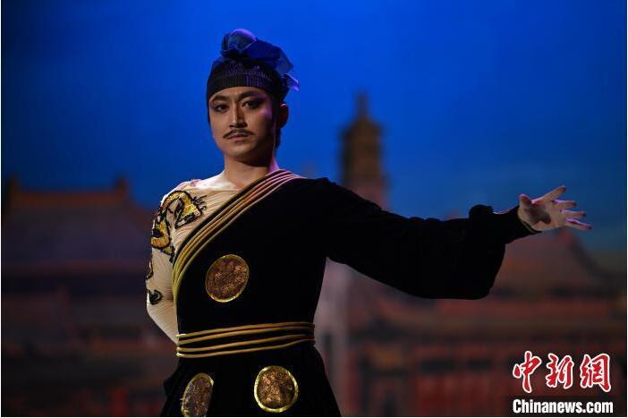 7月18日晚，中國經(jīng)典舞劇《絲路花雨》在甘肅蘭州黃河劇院進行演出。中國經(jīng)典舞劇《絲路花雨》迎來45周年，7月17日-8月4日在蘭州開啟為期多天的駐場演出。該舞劇取材于敦煌莫高窟壁畫，集中國霓裳羽衣舞、敦煌舞、印度舞、黑巾舞、波斯馬鈴舞等于一身，自1979年演出至今，該劇先后在40多個國家和地區(qū)演出近4000場，觀眾550多萬人次。中新社記者 李亞龍 攝