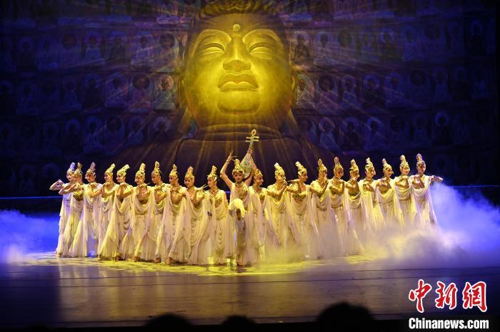 7月18日晚，中國經典舞劇《絲路花雨》在甘肅蘭州黃河劇院演出。李亞龍 攝