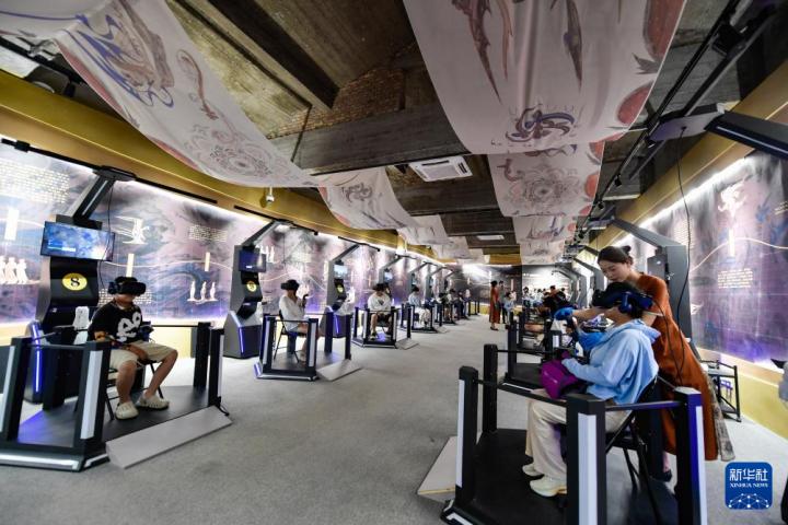 7月22日，游客線下體驗(yàn)“尋境敦煌——數(shù)字敦煌沉浸展”。新華社記者 郎兵兵 攝</p>
<p>