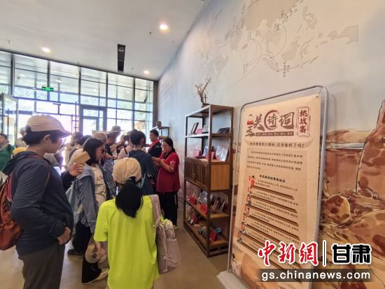 近日，玉門關(guān)遺址景區(qū)開啟了一場精彩紛呈的玉關(guān)詩詞挑戰(zhàn)賽，吸引眾多游人參與其中。玉門關(guān)遺址景區(qū)供圖