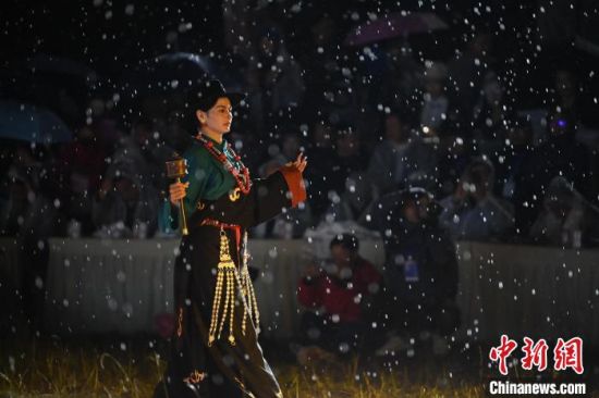 圖為2024年8月6日晚大賽現(xiàn)場模特進(jìn)行比賽。李亞龍 攝