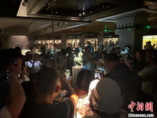 8月17日至23日，“濃濃民族情 兩岸一家親”臺灣同胞參訪團(tuán)甘肅行交流活動在甘肅展開。圖為臺胞參觀甘肅省博物館。中新社記者 閆姣 攝