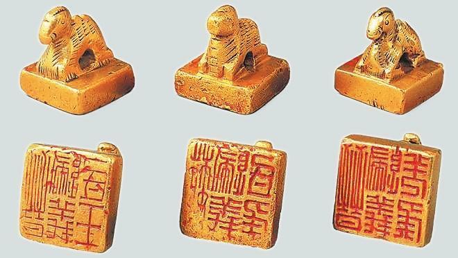 從左至右依次為“晉歸義羌侯”金印、“晉歸義氐王”金印、“魏歸義氐侯”金印