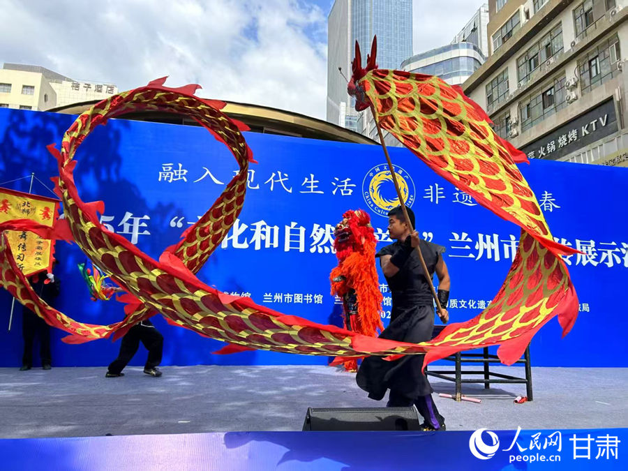 柴宗峰在2025年“文化和自然遺產(chǎn)日”蘭州市非遺宣傳展示活動(dòng)中表演舞獅。人民網(wǎng)記者 焦隆攝