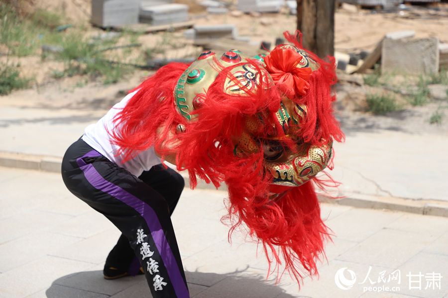 柴宗峰在桃林村展示蘭州北獅風(fēng)采。人民網(wǎng)記者 焦隆攝