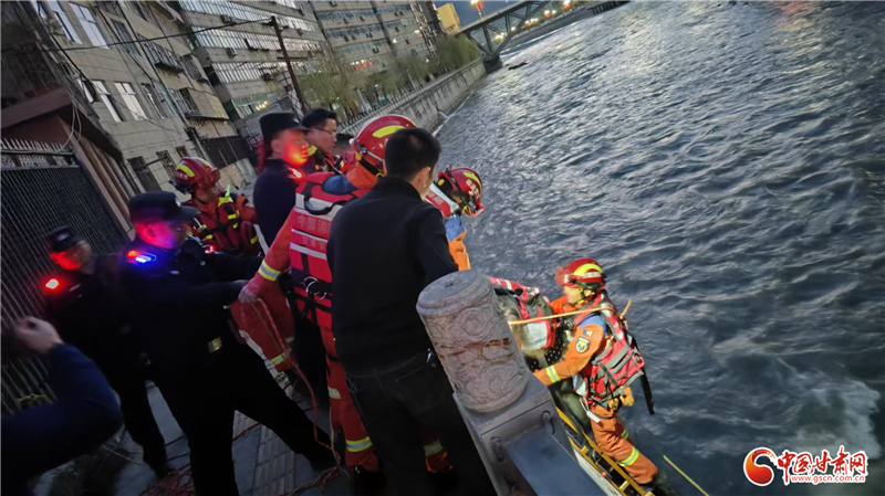 舟曲白龍江畔上演生死救援